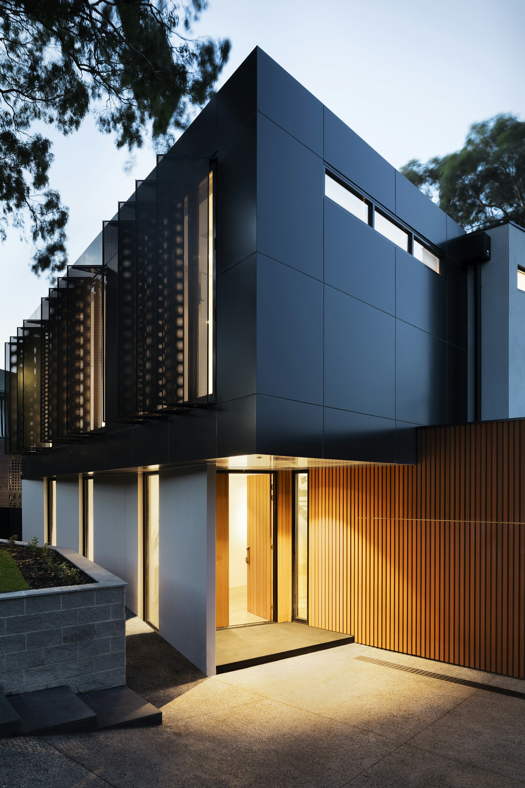 Vivienda contemporánea integrada con vegetación tropical y aleros protectores en Santa Cruz