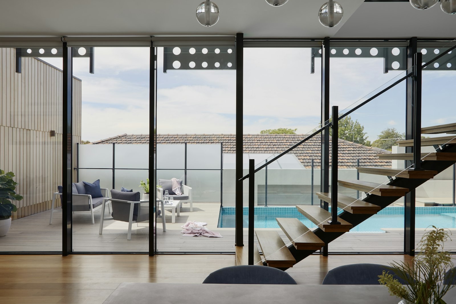 Detalle arquitectónico de hormigón visto y materiales naturales